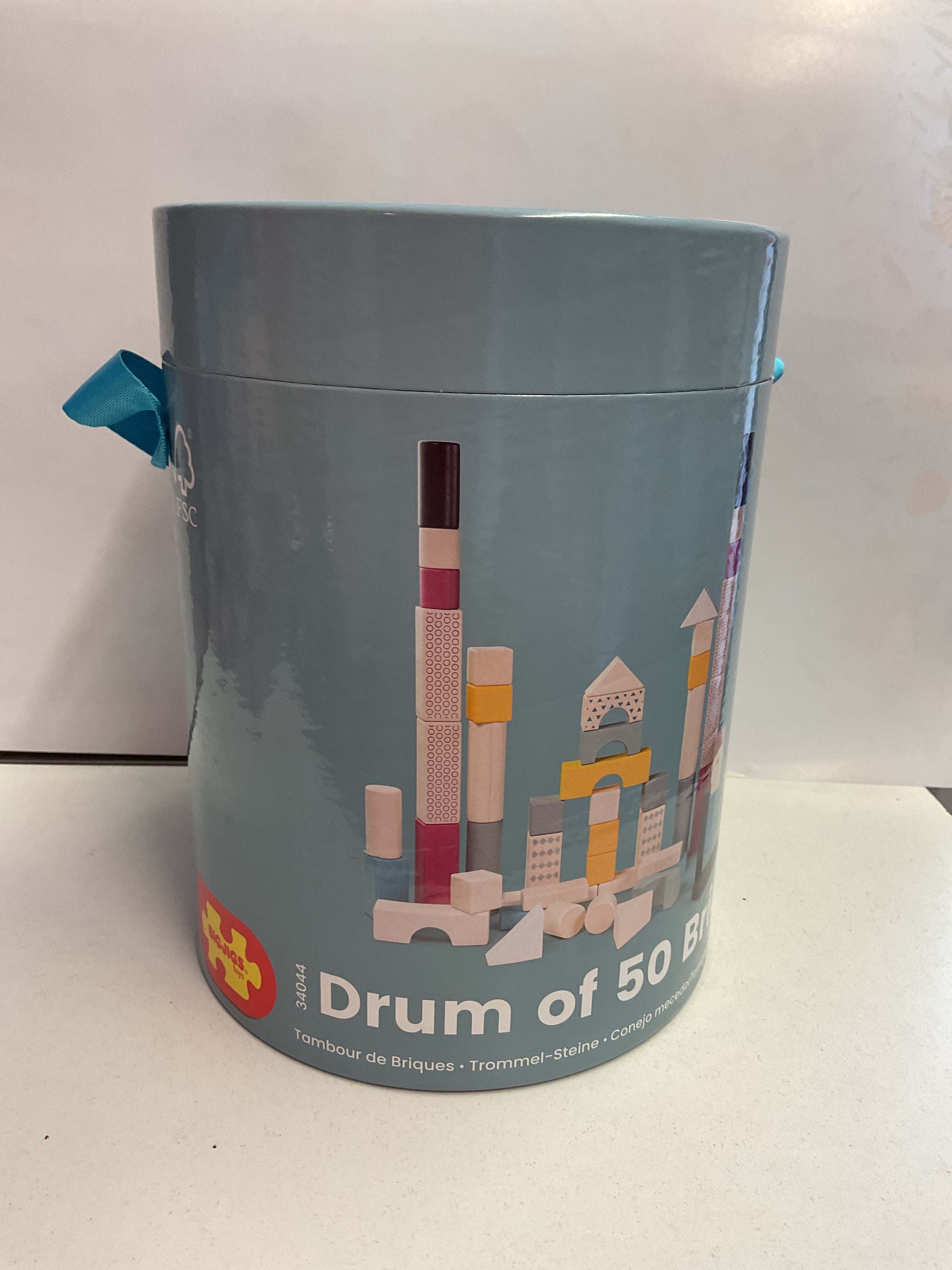 Drum of 50 wooden bricks